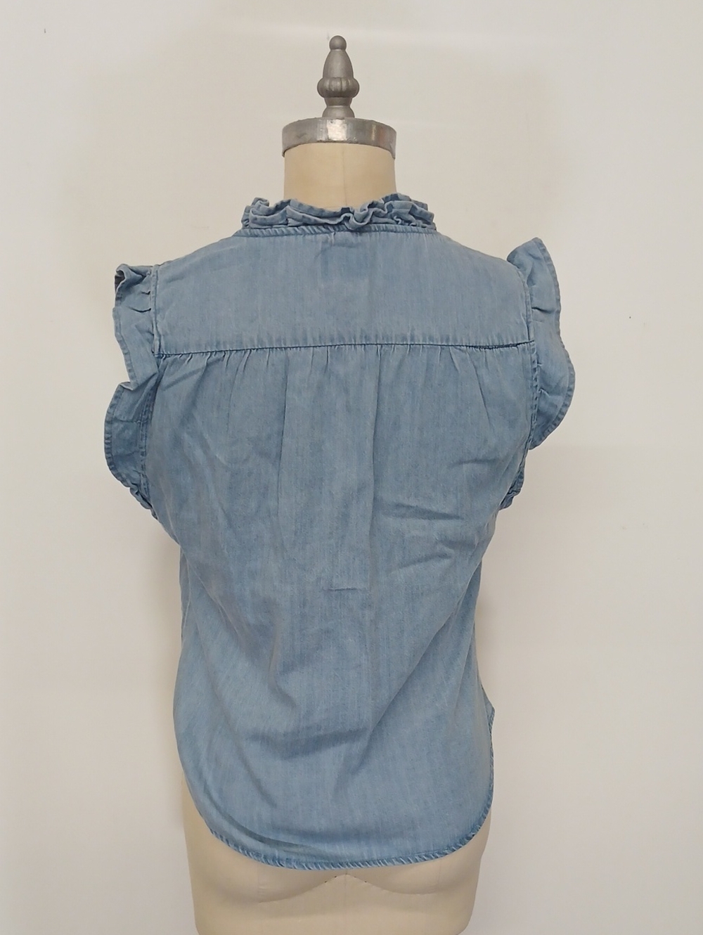 Industry Light Blue Ruffle Denim Sleeveless Chambray Top Size M - Picture 3 of 7